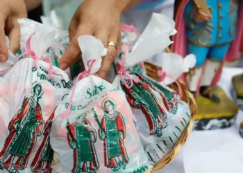 Caroline Pinho de Araújo celebra o Dia de Cosme e Damião na Paróquia de São Cosme e São Damião, no Andaraí.