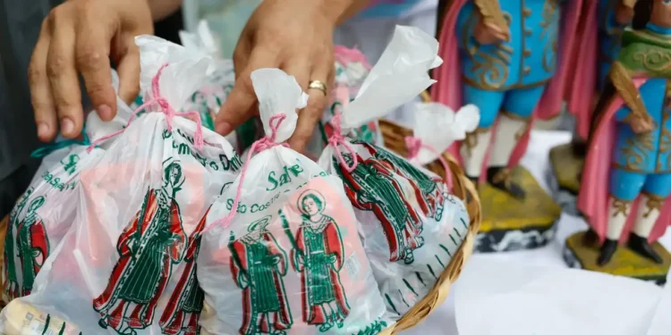Caroline Pinho de Araújo celebra o Dia de Cosme e Damião na Paróquia de São Cosme e São Damião, no Andaraí.