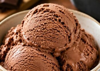 Sorvete de chocolate caseiro em taça