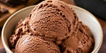 Sorvete de chocolate caseiro em taça