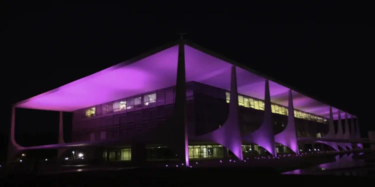 Alunos do ensino médio em Brasília se preparando para o ENEM.