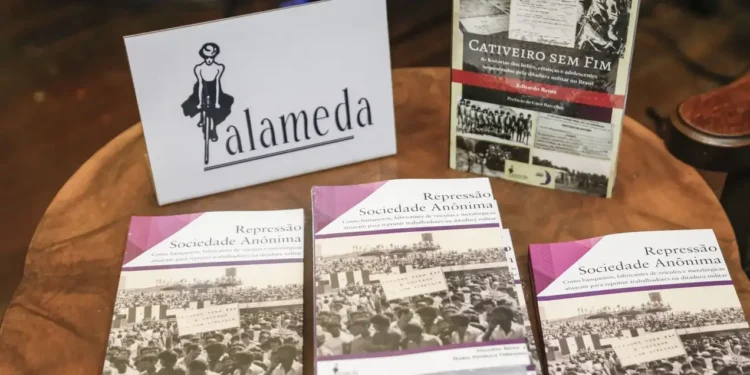 Eduardo Reina e Maria Angélica Ferrasoli durante o lançamento do livro em São Paulo.