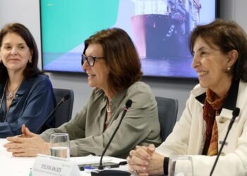A amostra de petróleo apresentado pela presidente da Petrobras, Magda Chambriard.