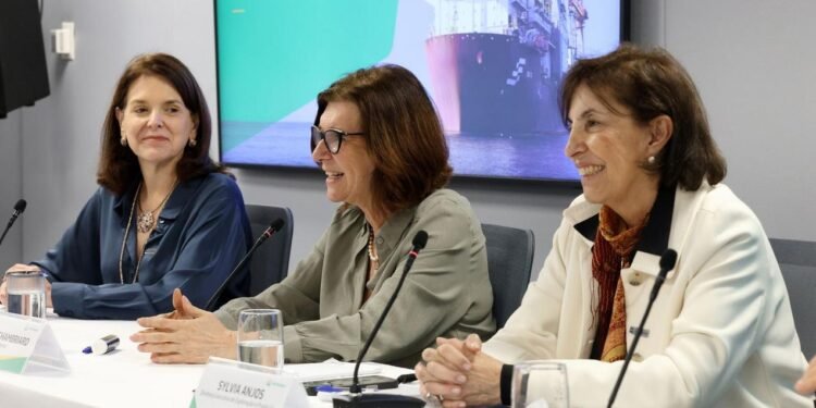 A amostra de petróleo apresentado pela presidente da Petrobras, Magda Chambriard.