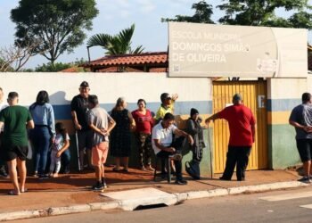 Águas Lindas de Goiás (GO), 03/10/2026 - Momentos da votação pelo ex-aluno Pedro Pereira na Escola Municipal Domingos Simão de Oliveira.