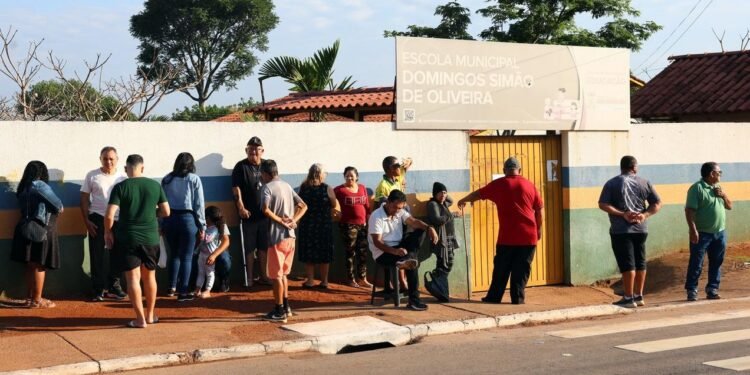Águas Lindas de Goiás (GO), 03/10/2026 - Momentos da votação pelo ex-aluno Pedro Pereira na Escola Municipal Domingos Simão de Oliveira.