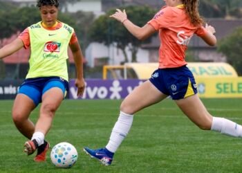 Atletas da seleção feminina sub-17 do Brasil em treinamento.