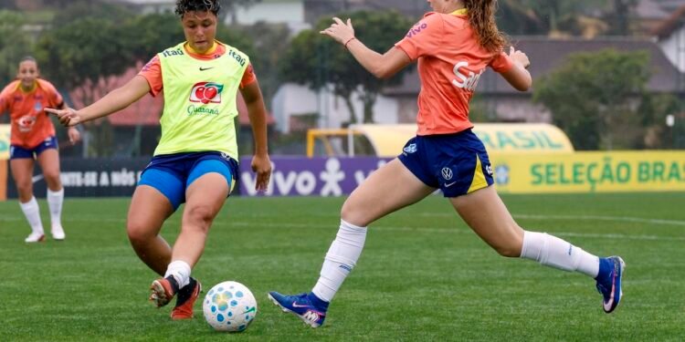 Atletas da seleção feminina sub-17 do Brasil em treinamento.
