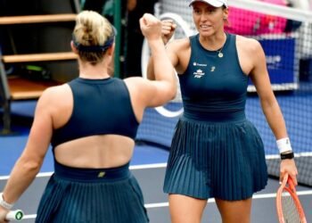 Luisa Stefani com Novak Djokovic em Pequim