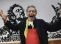 Tom Zé na exposição de 90 anos na Caixa Cultural