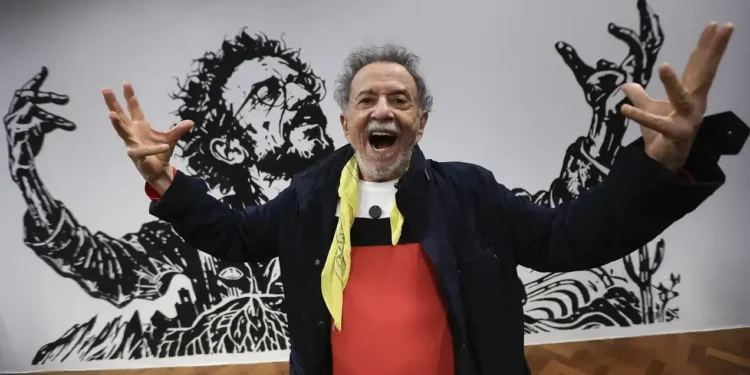 Tom Zé na exposição de 90 anos na Caixa Cultural