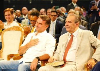 Candidato Flávio Bolsonaro durante reunião em São Paulo