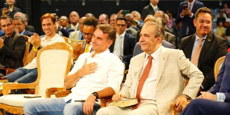Candidato Flávio Bolsonaro durante reunião em São Paulo