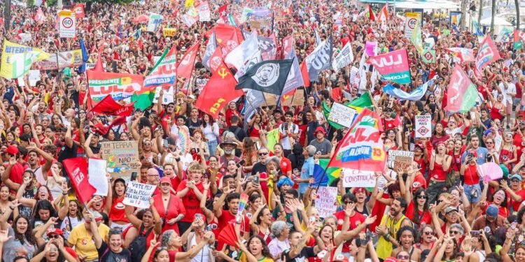 Apoiadores de Lula durante manifestação em Copacabana.
