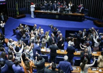 Manifestantes em ato pelo fim da escala 6x1