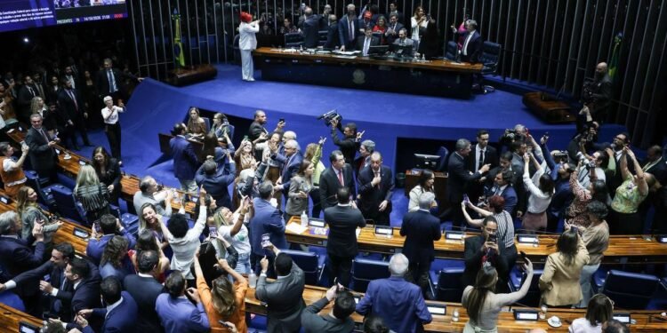 Manifestantes em ato pelo fim da escala 6x1