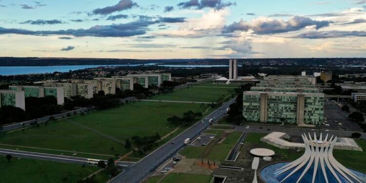 Brasília, CEASA-DF movimentada por consumidores