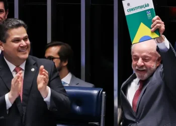 Lula durante promulgação da PEC 221
