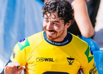 Gabriel Medina na competição de surfe em Peniche, Portugal.