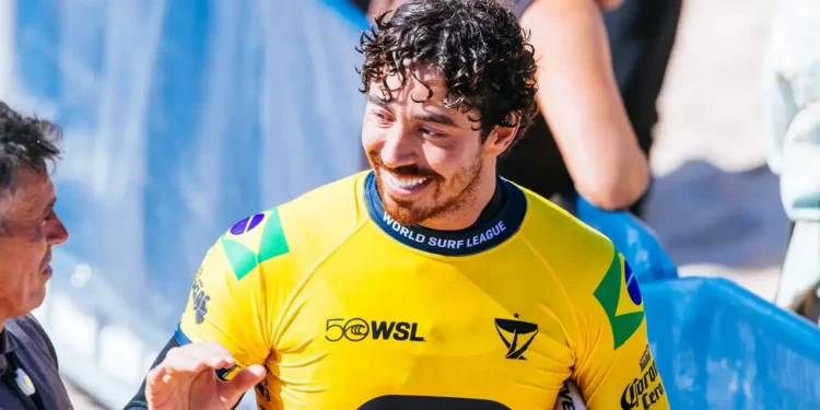 Gabriel Medina na competição de surfe em Peniche, Portugal.