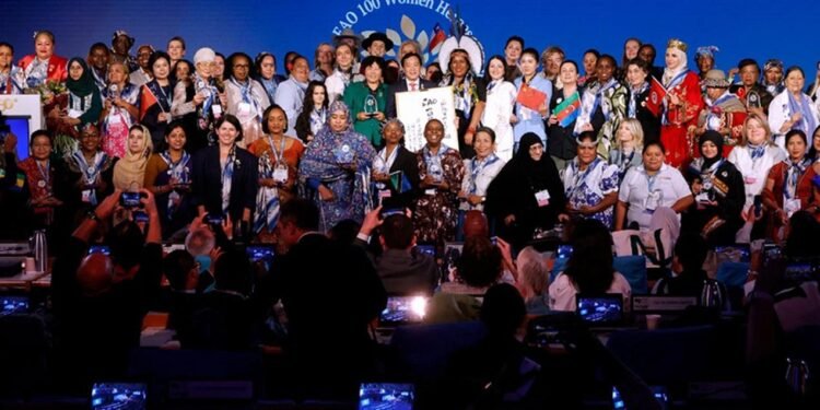 Luena Pataxó em cerimônia de premiação na FAO.