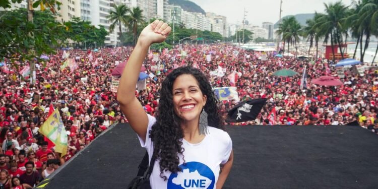 Presidente da UNE, Bianca Borges, em entrevista sobre mobilização estudantil.