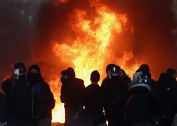 Chamas e fumaça durante distúrbios em Paris