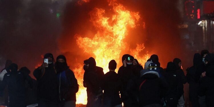 Chamas e fumaça durante distúrbios em Paris