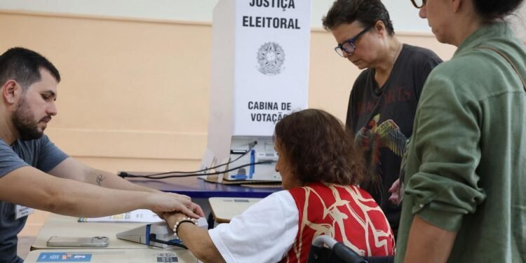 Imagem de eleitora idosa exibindo título de eleitor