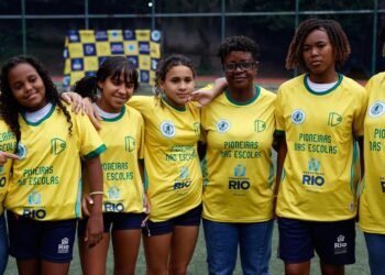 Ex-jogadoras da seleção brasileira em atividade com alunas.