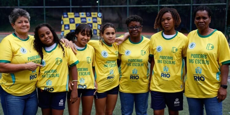 Ex-jogadoras da seleção brasileira em atividade com alunas.