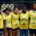 Ex-jogadoras da seleção brasileira em atividade com alunas.