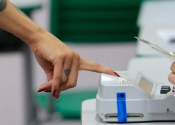 Eleitor Paulo César da Silva após votar no Rio de Janeiro.