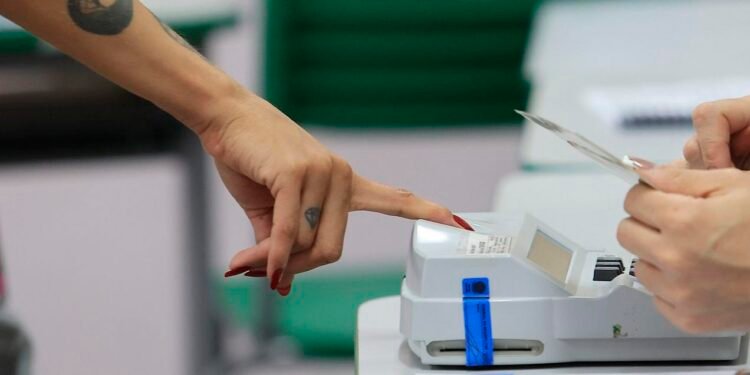 Eleitor Paulo César da Silva após votar no Rio de Janeiro.