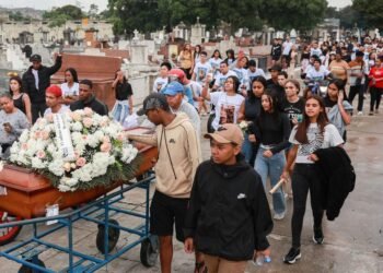 Moradores e representantes da sociedade civil protestam contra a Operação Contenção.