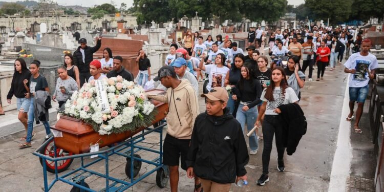 Moradores e representantes da sociedade civil protestam contra a Operação Contenção.