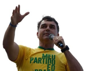 Post de Simón Levy sobre fuga de Flávio Bolsonaro aos Estados Unidos.