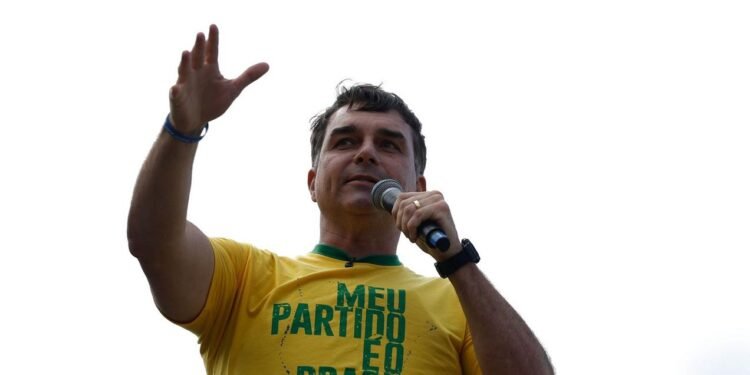Post de Simón Levy sobre fuga de Flávio Bolsonaro aos Estados Unidos.