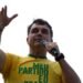 Post de Simón Levy sobre fuga de Flávio Bolsonaro aos Estados Unidos.