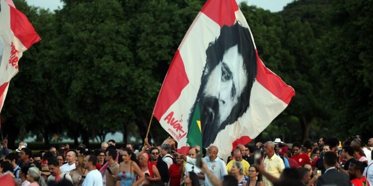 Eleitores participam da festa de aniversário do presidente Luiz Inácio Lula da Silva.