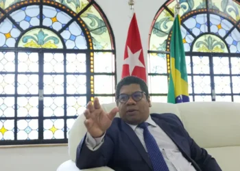 Embaixador de Cuba no Brasil durante entrevista