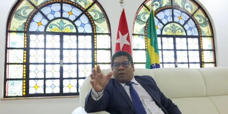 Embaixador de Cuba no Brasil durante entrevista
