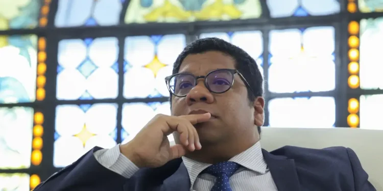 Embaixador de Cuba no Brasil, Victor Manuel Cairo Palomo, durante entrevista