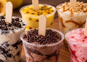 Sorvete caseiro cremoso em copinhos